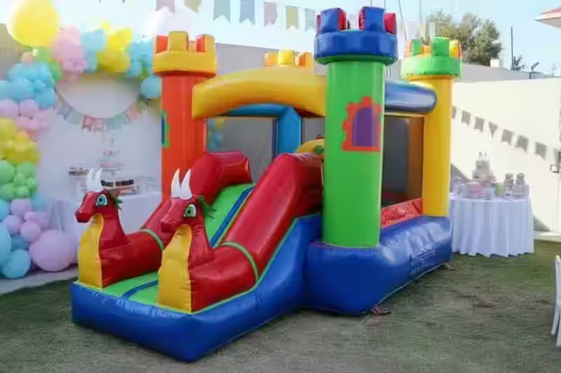Renta inflable Dragones Rojos CDMX - Vista frontal castillo con dragones para fiestas infantiles